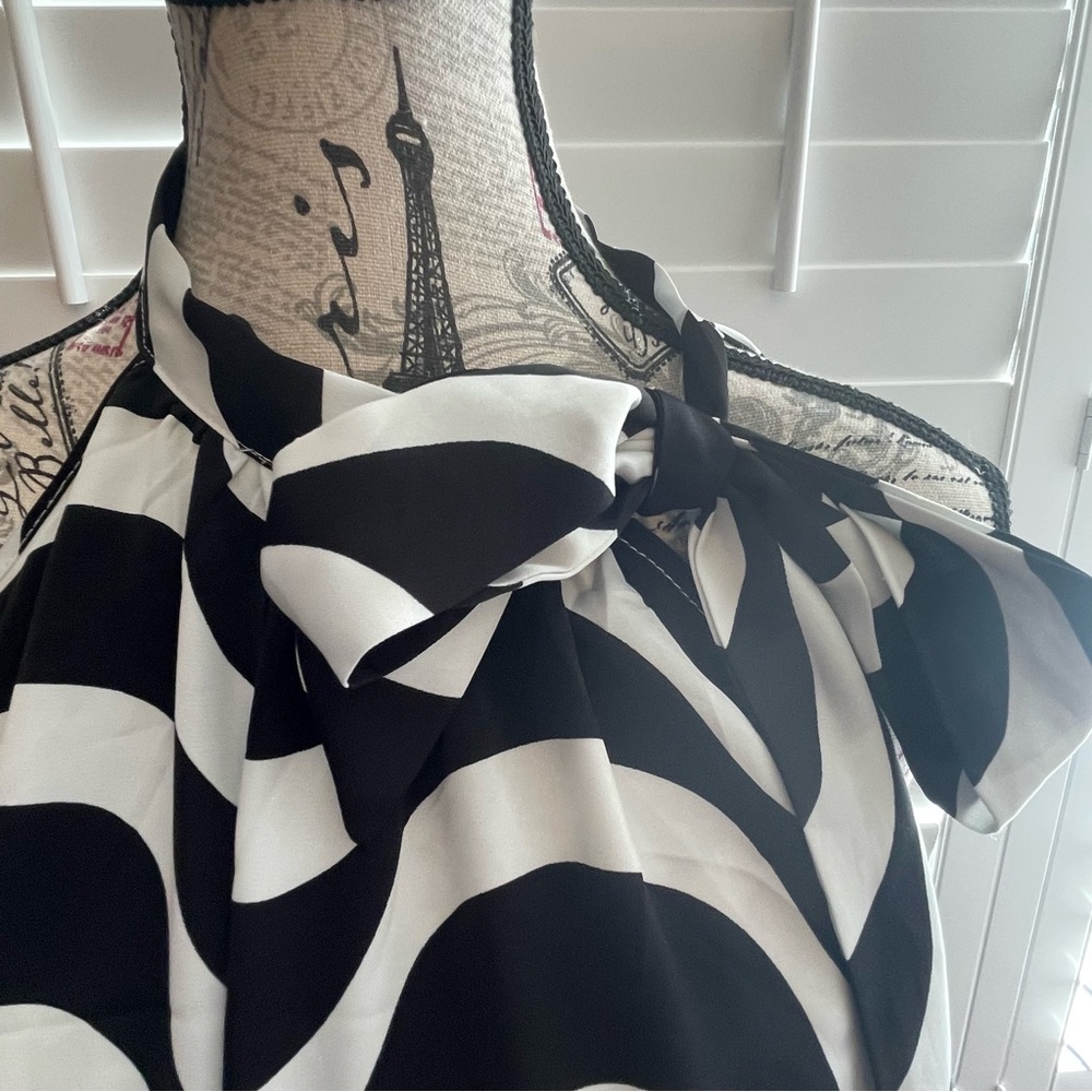 Elegant Black and White Women's Blouse - Picture 2 of 4